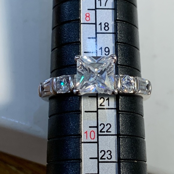 Sterling silver and Cubic Zirconia Solitaire Ring - Picture 7 of 7